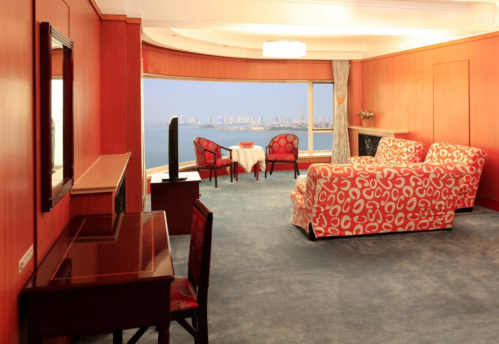 Donghai Grand Hotel Циндао Номер фото