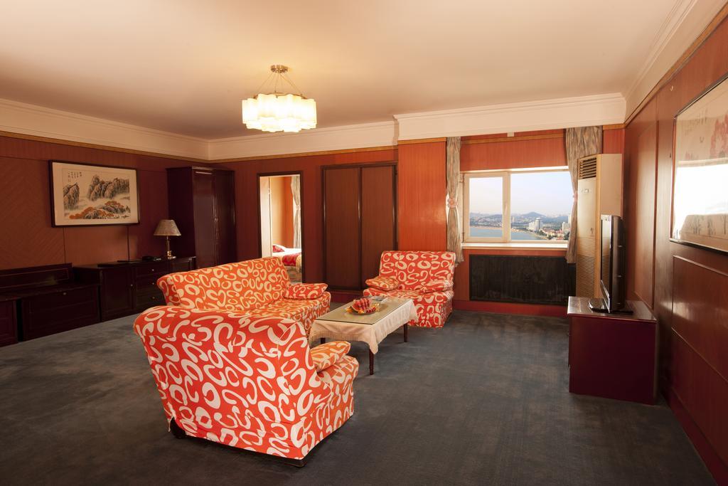 Donghai Grand Hotel Циндао Номер фото
